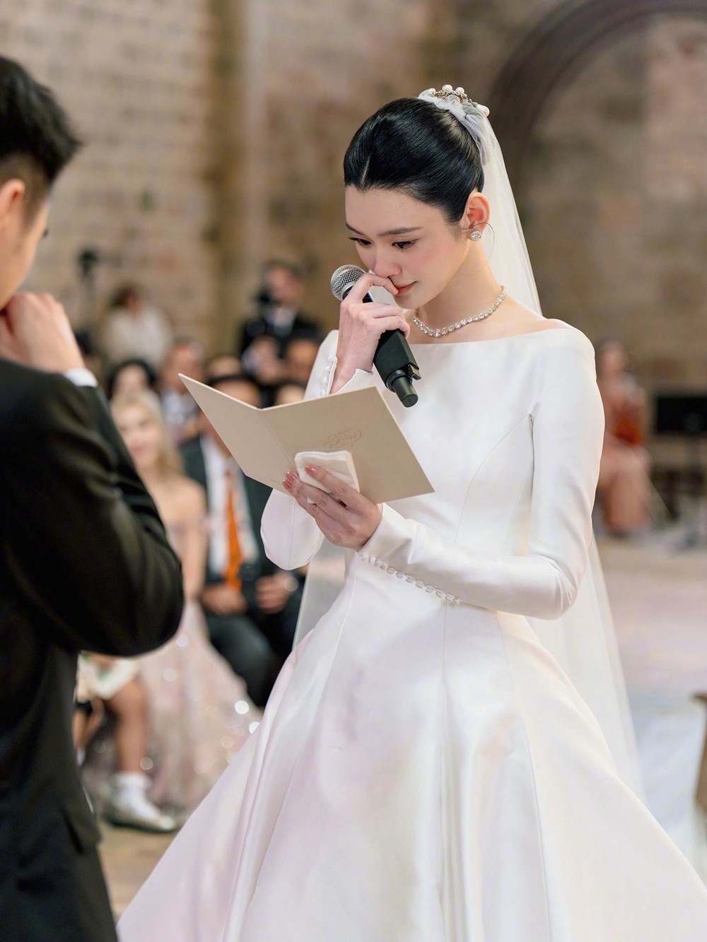 Siêu mẫu Hề Mộng Dao và doanh nhân Hà Du Quân làm đám cưới trong lâu đài Pháp - ảnh 4