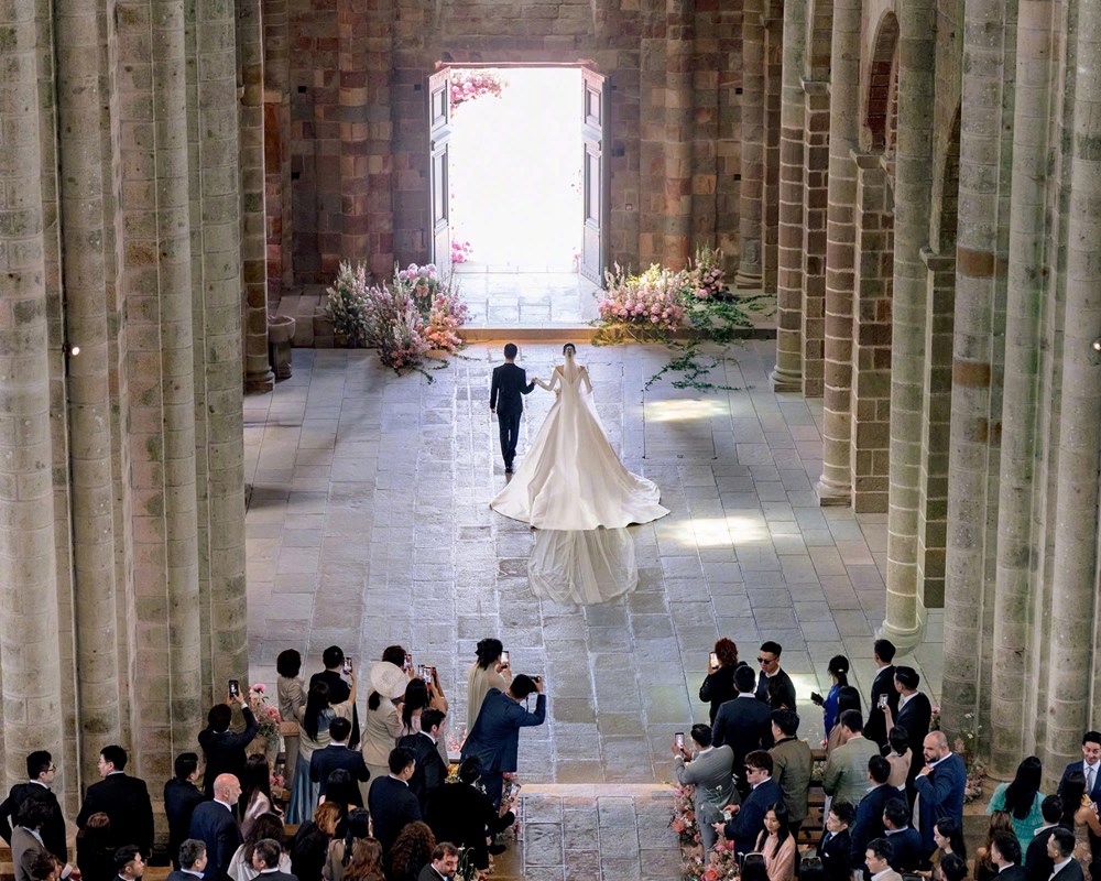Siêu mẫu Hề Mộng Dao và doanh nhân Hà Du Quân làm đám cưới trong lâu đài Pháp - ảnh 1