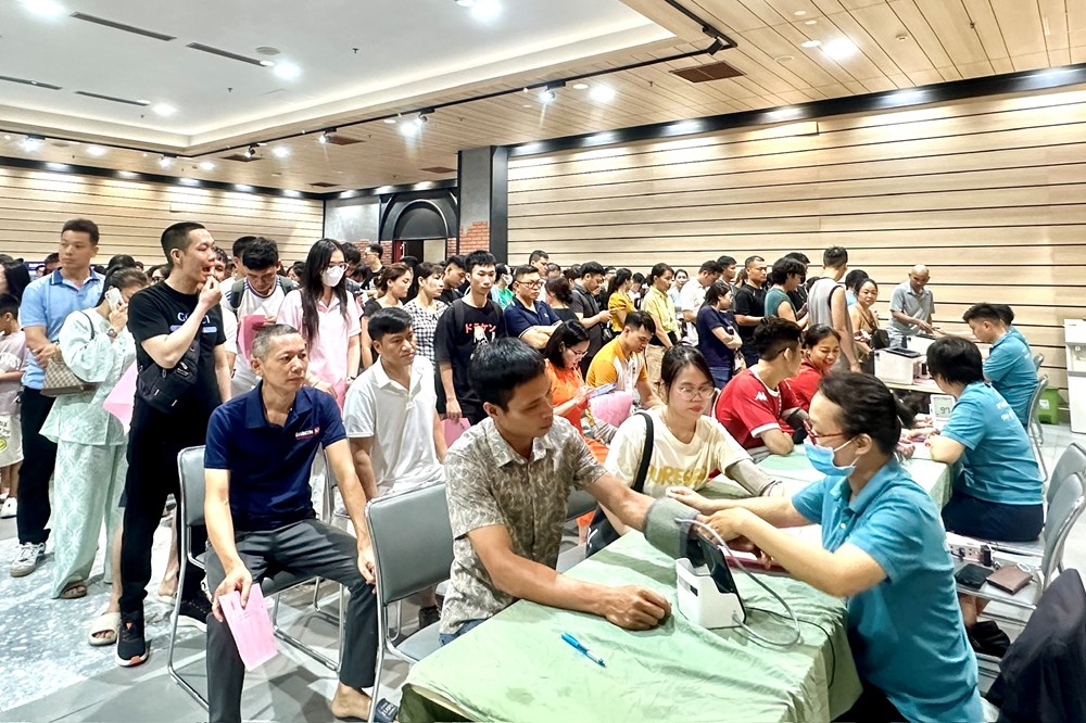 350 mái tóc gửi yêu thương tại ngày hội “Giọt hồng đất Cảng” - ảnh 1