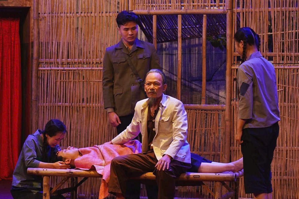 Đưa chương trình “Bác Hồ - Hai tiếng thiêng liêng” đến gần khán giả địa phương - ảnh 3