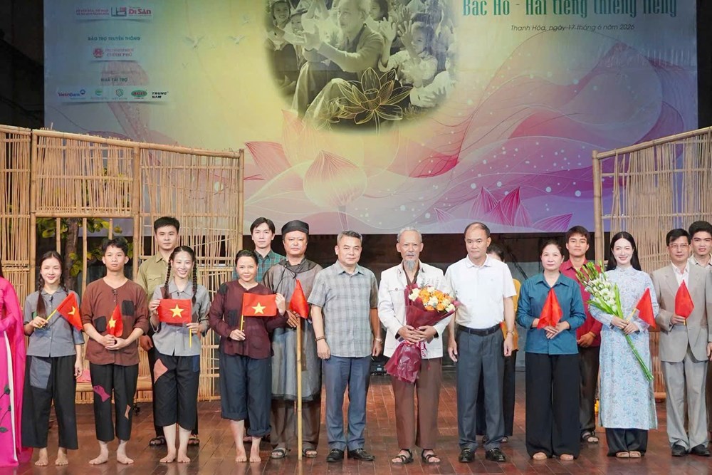 Đưa chương trình “Bác Hồ - Hai tiếng thiêng liêng” đến gần khán giả địa phương - ảnh 5