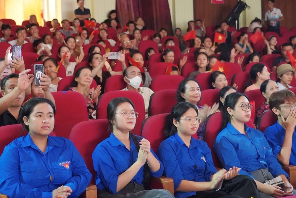 Đưa chương trình “Bác Hồ - Hai tiếng thiêng liêng” đến gần khán giả địa phương - ảnh 6