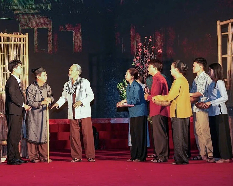 Đưa chương trình “Bác Hồ - Hai tiếng thiêng liêng” đến gần khán giả địa phương - ảnh 1