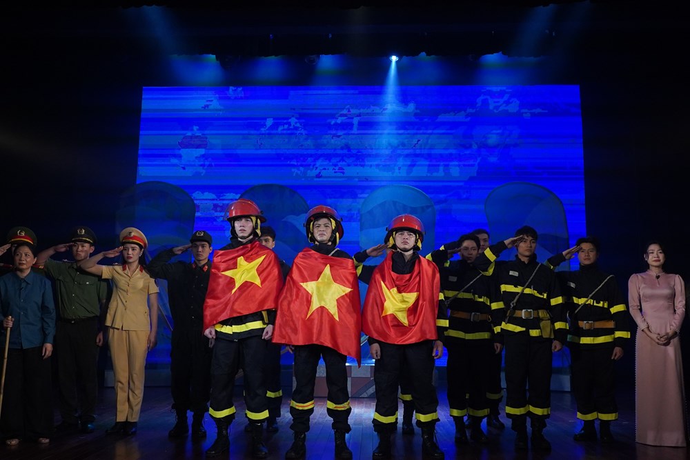 “Ngược chiều bình an” trên hành trình xuyên Việt: Tri ân những người đi về phía lửa - ảnh 1