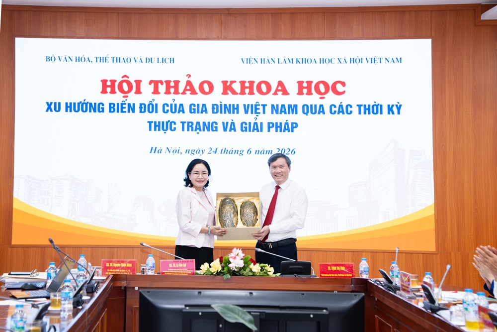 Gia đình Việt Nam đang đối mặt với nhiều thách thức trong kỷ nguyên số - ảnh 1