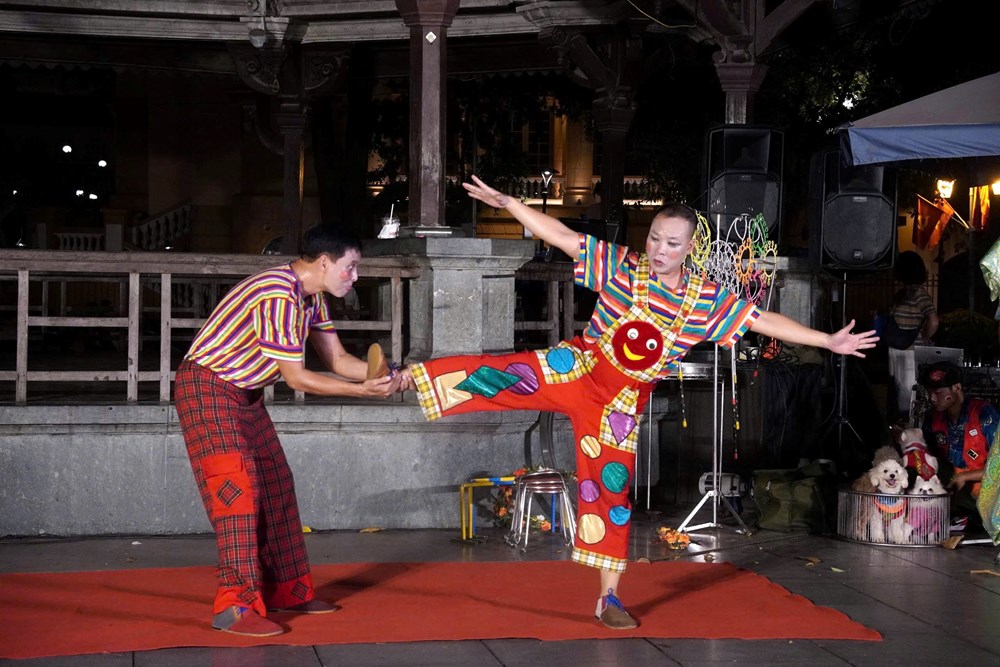 Mừng Quốc khánh 2.9, nghệ thuật xiếc rộn ràng bên hồ Hoàn Kiếm - ảnh 2