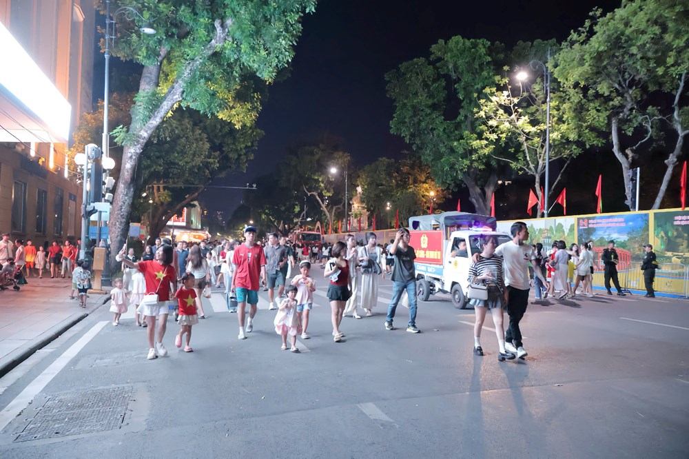 Đông đảo người dân có mặt tại hồ Hoàn Kiếm, sẵn sàng ngắm pháo hoa dịp Quốc khánh 2.9 - ảnh 3