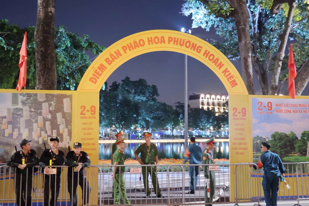 Đông đảo người dân có mặt tại hồ Hoàn Kiếm, sẵn sàng ngắm pháo hoa dịp Quốc khánh 2.9 - ảnh 1