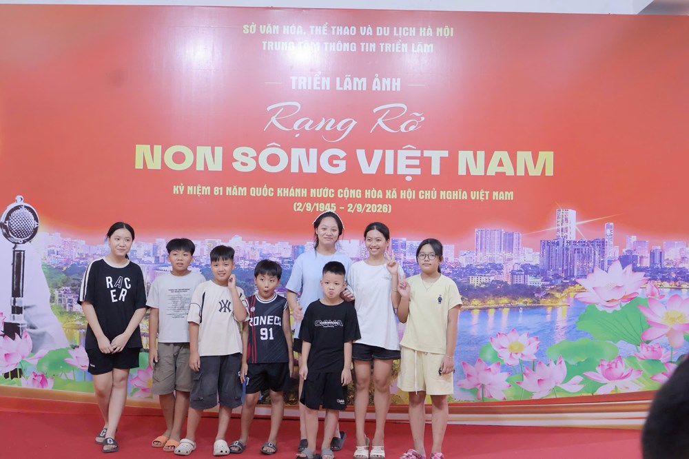 Đông đảo người dân có mặt tại hồ Hoàn Kiếm, sẵn sàng ngắm pháo hoa dịp Quốc khánh 2.9 - ảnh 7