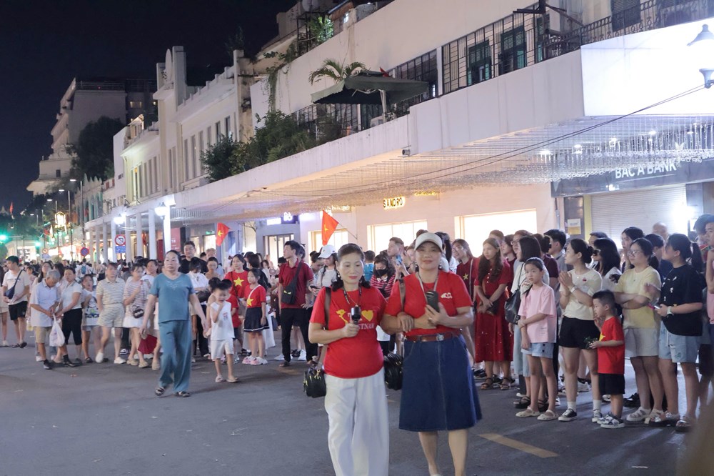 Đông đảo người dân có mặt tại hồ Hoàn Kiếm, sẵn sàng ngắm pháo hoa dịp Quốc khánh 2.9 - ảnh 5