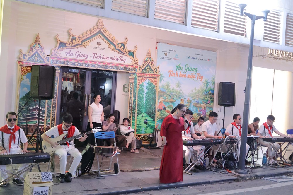 Đông đảo người dân có mặt tại hồ Hoàn Kiếm, sẵn sàng ngắm pháo hoa dịp Quốc khánh 2.9 - ảnh 6
