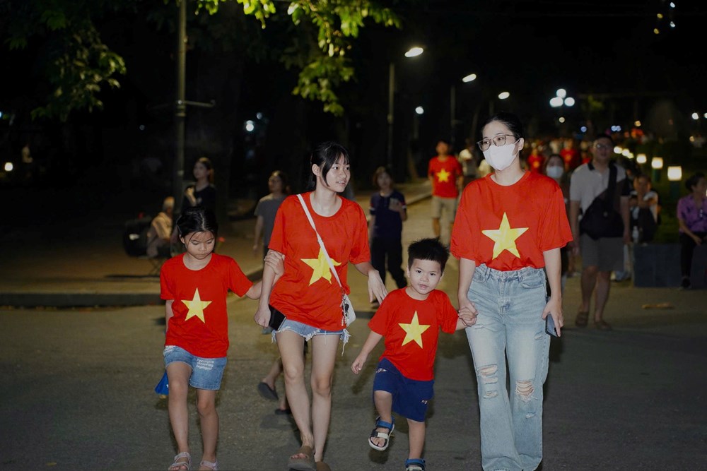 Không khí tại Công viên Thống Nhất trước giờ bắn pháo hoa mừng Quốc khánh 2.9 - ảnh 3