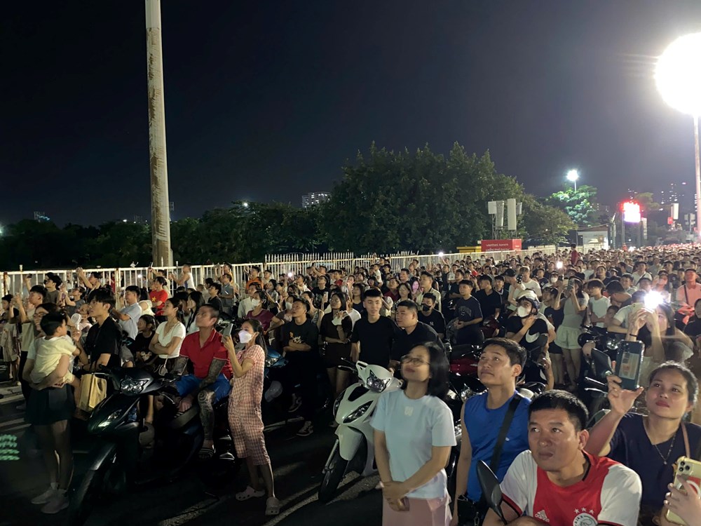 Hà Nội rực sáng pháo hoa, người dân hòa chung niềm tự hào ngày Quốc khánh 2.9 - ảnh 11