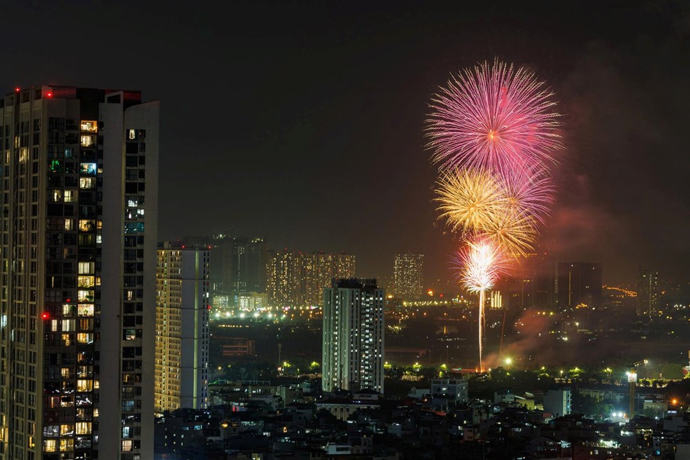 Hà Nội rực sáng pháo hoa, người dân hòa chung niềm tự hào ngày Quốc khánh 2.9 - ảnh 8
