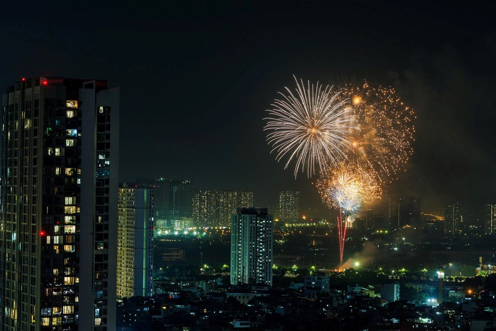 Hà Nội rực sáng pháo hoa, người dân hòa chung niềm tự hào ngày Quốc khánh 2.9 - ảnh 7