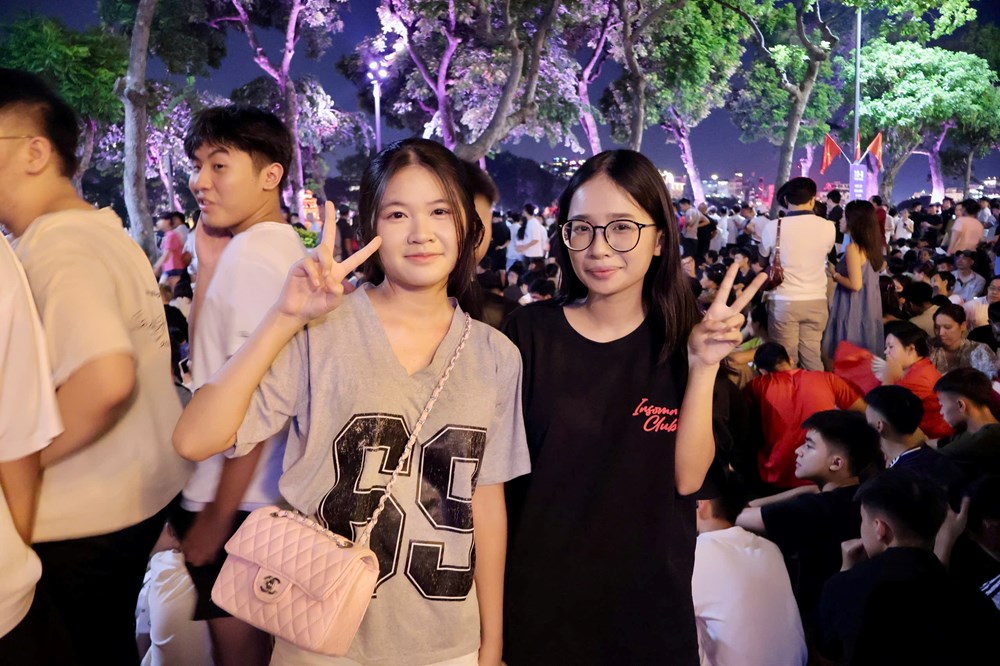 Hà Nội rực sáng pháo hoa, người dân hòa chung niềm tự hào ngày Quốc khánh 2.9 - ảnh 5