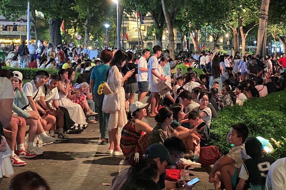 Đông đảo người dân có mặt tại hồ Hoàn Kiếm, sẵn sàng ngắm pháo hoa dịp Quốc khánh 2.9 - ảnh 2