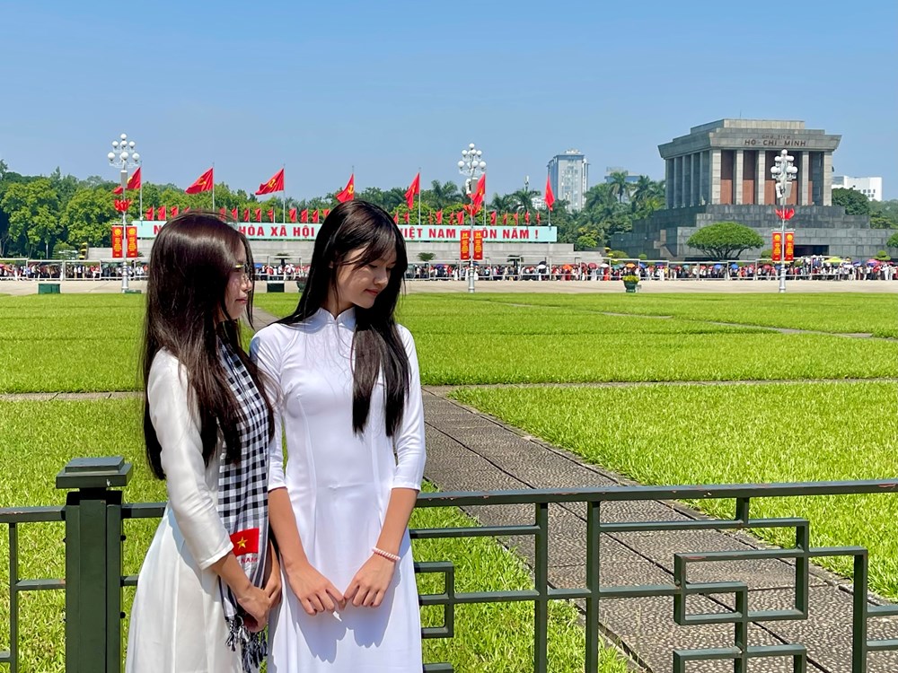 Cứ đến Quốc khánh 2.9, Quảng trường Ba Đình lại trở thành điểm hẹn của nhiều thế hệ - ảnh 2