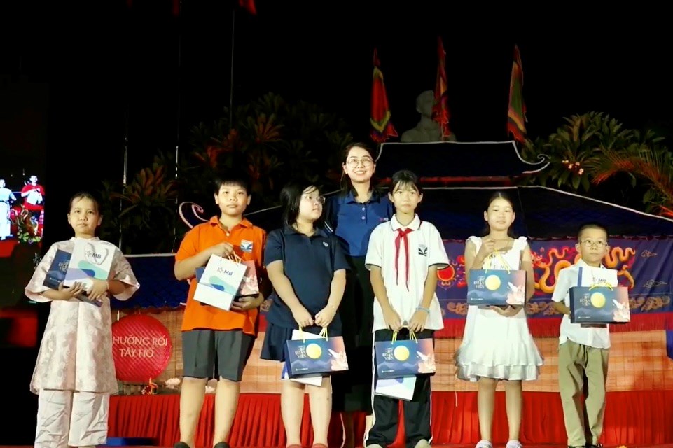 Phường Tây Hồ mang Trung thu trọn niềm vui đến các em thiếu nhi - ảnh 4