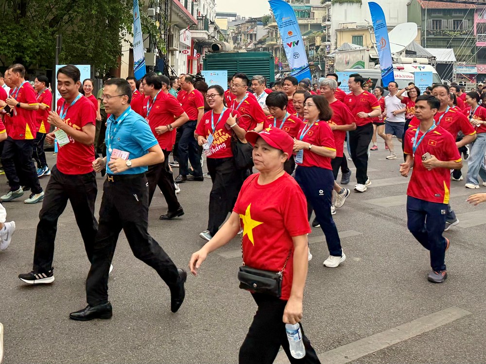 Người dân Thủ đô hào hứng tham gia phong trào toàn dân tập luyện thể thao - ảnh 1