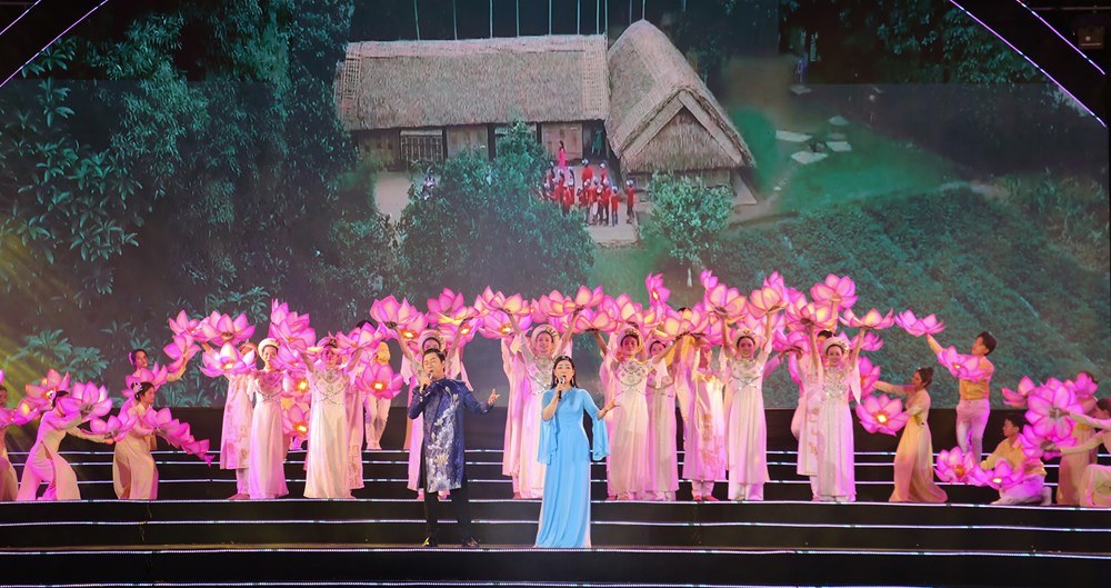 Ấn tượng Chương trình nghệ thuật đặc biệt “Từ Làng Sen đến Thành phố Hồ Chí Minh” - ảnh 4