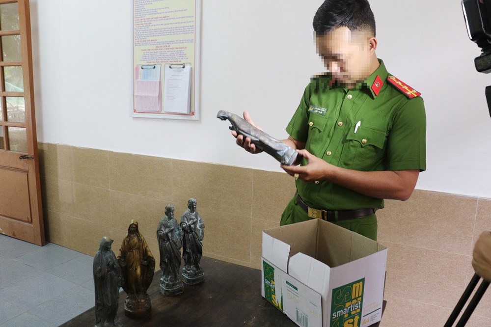 Phá đường dây lừa bán tượng cổ giả, chiếm đoạt hàng tỉ đồng - ảnh 1