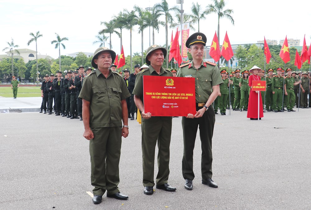 Bộ trưởng Bộ Công an dự Lễ ra mắt lực lượng tham gia bảo vệ an ninh, trật tự ở cơ sở tại Nghệ An - ảnh 5