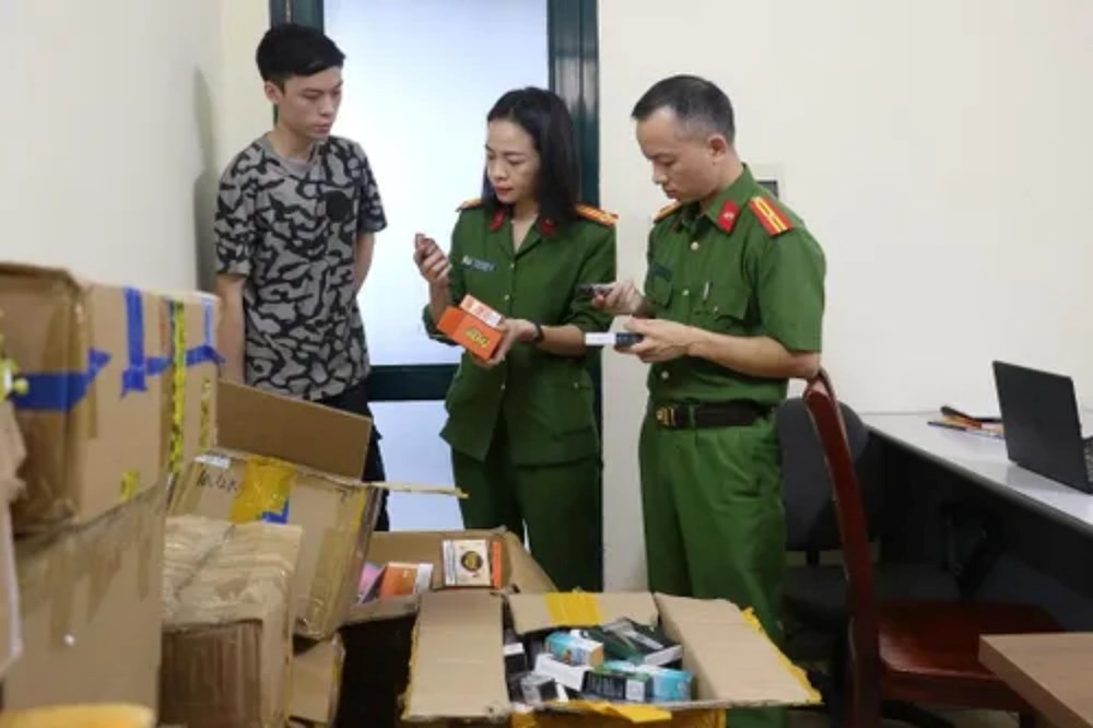 Phát hiện, thu giữ hàng ngàn sản phẩm thuốc lá điện tử - ảnh 2