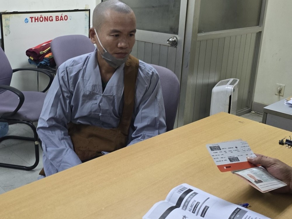 Triệt phá đường dây “vỏ bọc” nhà sư để đưa người sang nước ngoài - ảnh 2