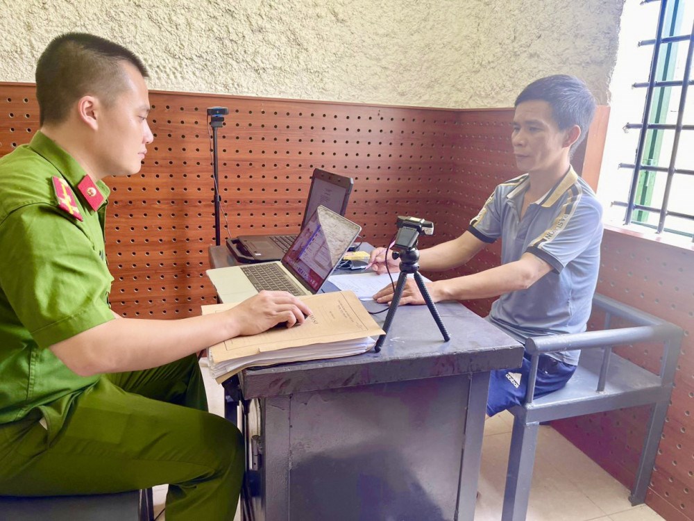 Bắt đối tượng lắp camera quay lén trong nhà nghỉ để tống tiền - ảnh 1