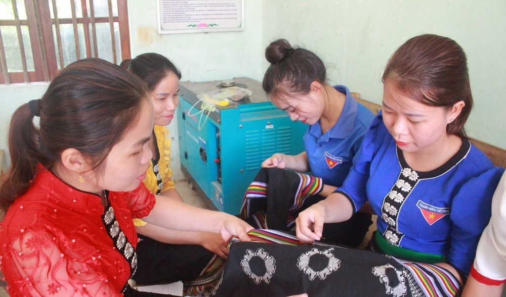 Thanh niên tình nguyện góp sức trẻ vì cộng đồng - ảnh 1