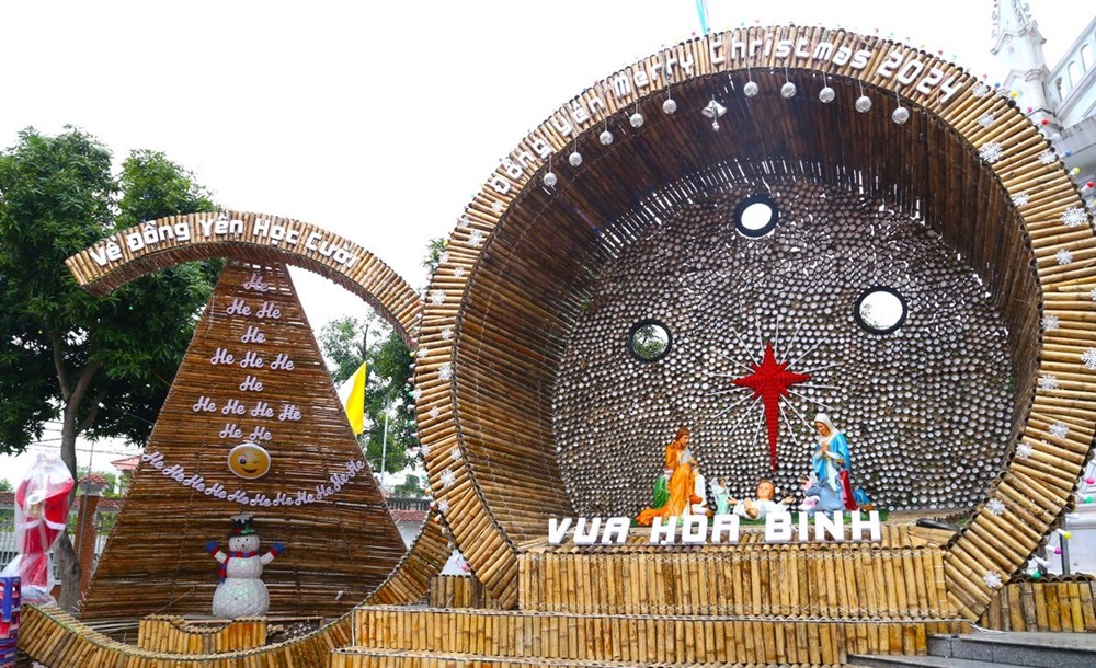 Cây thông Noel “độc đáo” làm từ hơn một nghìn cây tre, nứa - ảnh 3