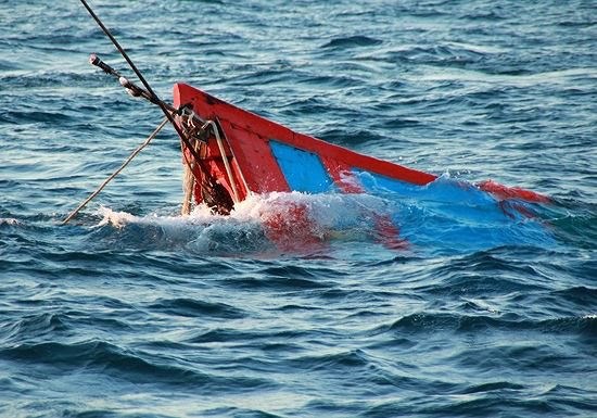 Tàu đánh cá bị chìm, bốn ngư dân mất tích - ảnh 1