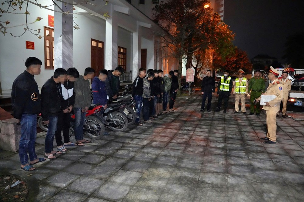 Hơn 50 "quái xế" bị bắt khi đua xe trái phép, mang theo hung khí - ảnh 1