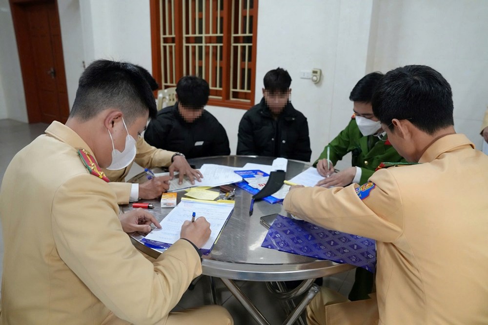 Hơn 50 "quái xế" bị bắt khi đua xe trái phép, mang theo hung khí - ảnh 3
