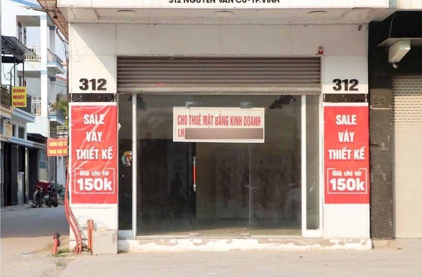 Kinh doanh gặp khó, hàng loạt cửa hàng tại tuyến phố sầm uất đóng cửa - ảnh 3