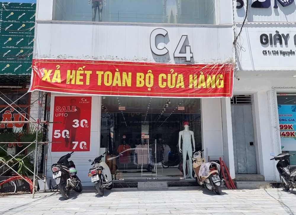 Kinh doanh gặp khó, hàng loạt cửa hàng tại tuyến phố sầm uất đóng cửa - ảnh 1