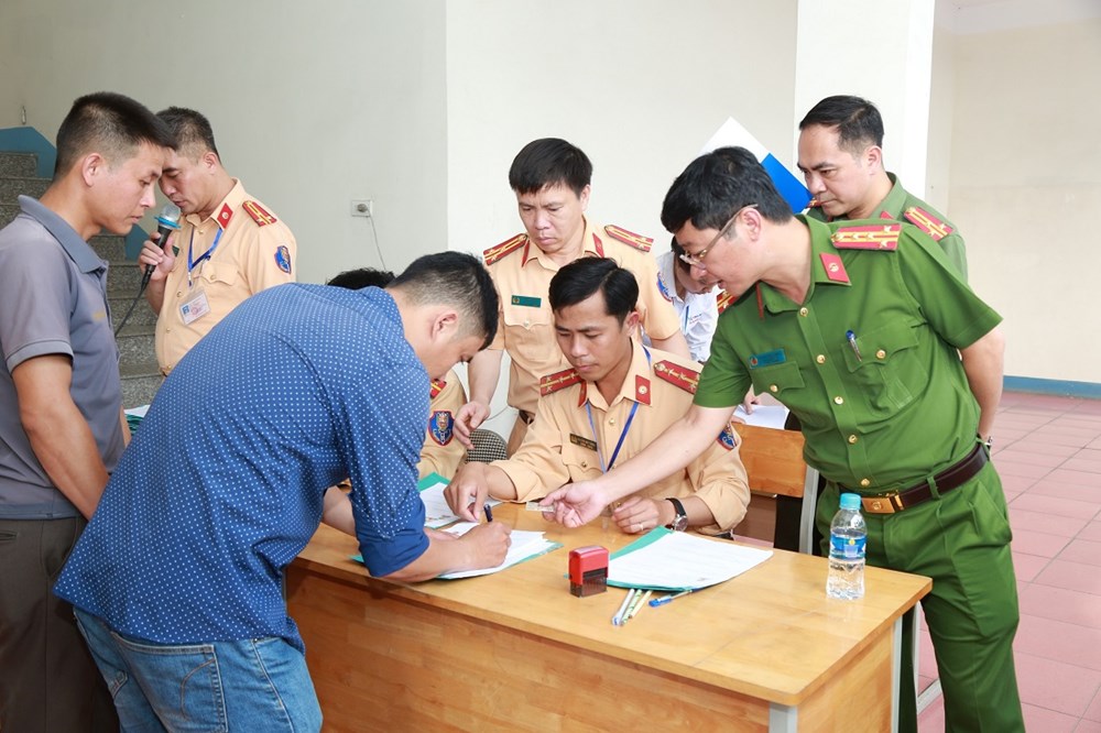 Hơn 400 học viên tham gia kỳ sát hạch lái xe đầu tiên do Công an tổ chức - ảnh 1