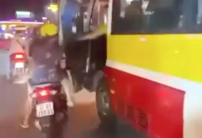 Phạt tài xế xe buýt mở cửa bất cẩn, đe dọa người đi đường - ảnh 2