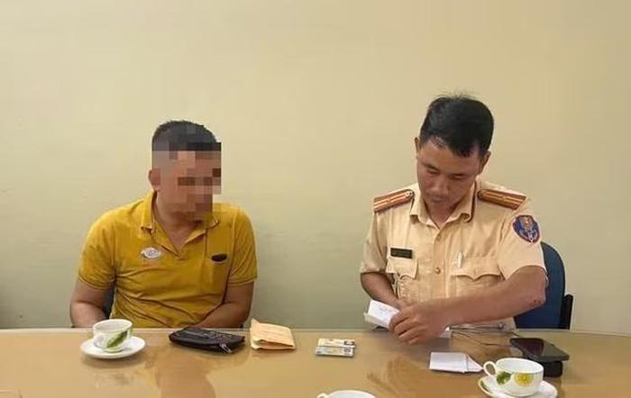 Phạt tài xế xe buýt mở cửa bất cẩn, đe dọa người đi đường - ảnh 1