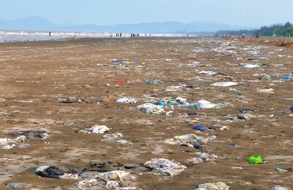 Bờ biển ngập rác, “mất điểm” mùa du lịch - ảnh 4