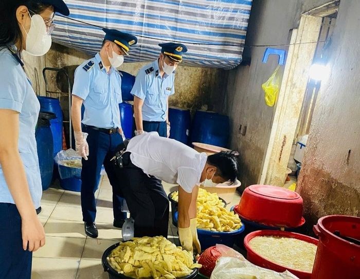 Phát hiện gần nửa tấn chân gà, đuôi lợn tại cơ sở gắn mác “thực phẩm sạch“ - ảnh 2