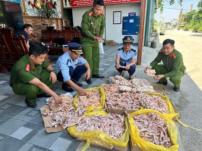 Phát hiện gần nửa tấn chân gà, đuôi lợn tại cơ sở gắn mác “thực phẩm sạch“ - ảnh 1