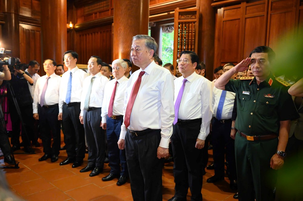Tổng Bí thư Tô Lâm dâng hương tưởng niệm Chủ tịch Hồ Chí Minh tại Khu di tích Kim Liên - ảnh 1