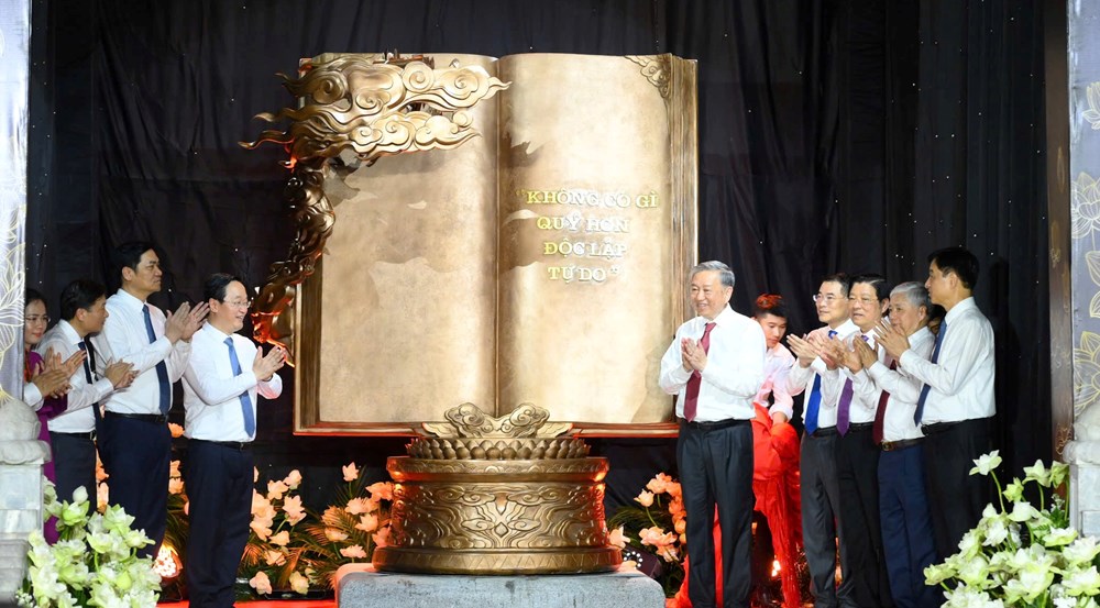 Tổng Bí thư Tô Lâm dâng hương tưởng niệm Chủ tịch Hồ Chí Minh tại Khu di tích Kim Liên - ảnh 3