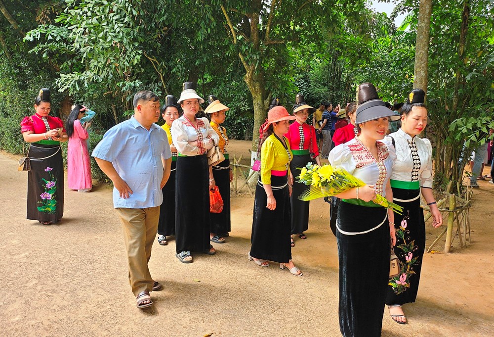 Tổng Bí thư Tô Lâm dự khai hội Làng Sen, khánh thành tượng “Bác Hồ về thăm quê” - ảnh 6