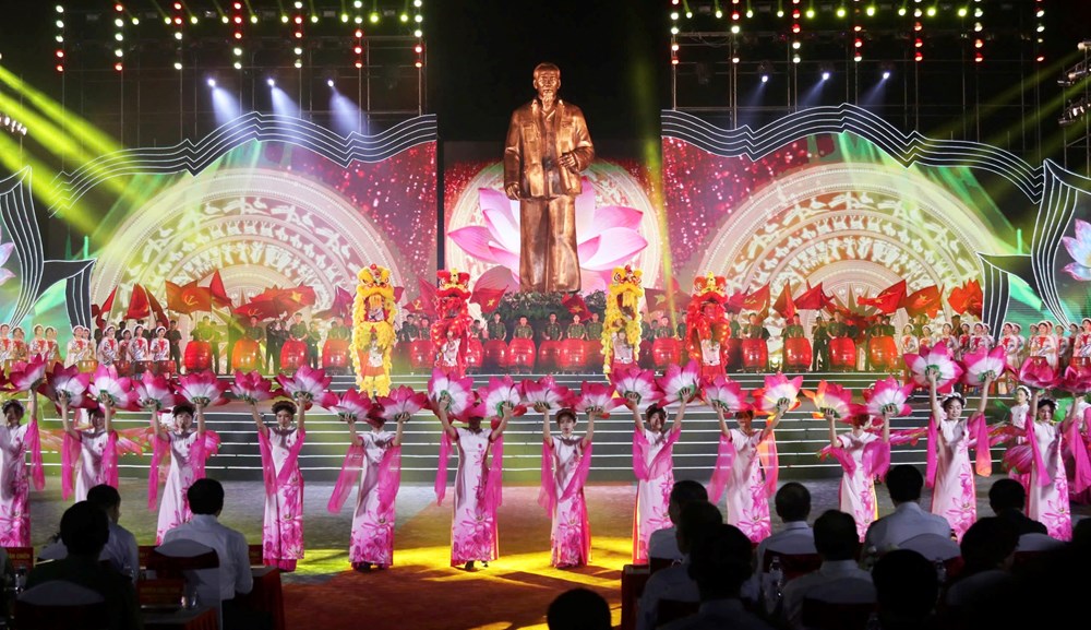 Tổng Bí thư Tô Lâm dự khai hội Làng Sen, khánh thành tượng “Bác Hồ về thăm quê” - ảnh 4