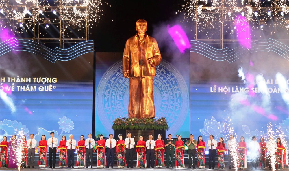 Tổng Bí thư Tô Lâm dự khai hội Làng Sen, khánh thành tượng “Bác Hồ về thăm quê” - ảnh 2