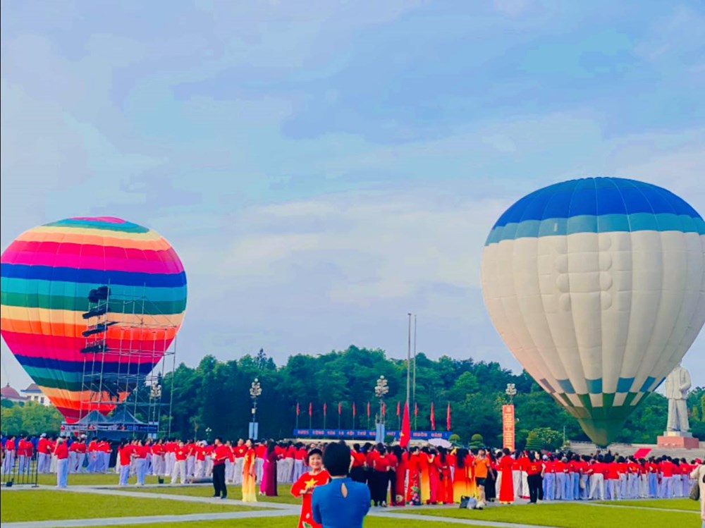 Trang trọng Lễ chào cờ và bay đại kỳ Tổ quốc kỷ niệm 135 năm Ngày sinh Chủ tịch Hồ Chí Minh - ảnh 3
