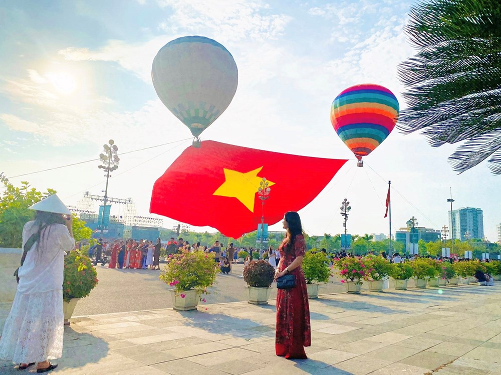 Trang trọng Lễ chào cờ và bay đại kỳ Tổ quốc kỷ niệm 135 năm Ngày sinh Chủ tịch Hồ Chí Minh - ảnh 4